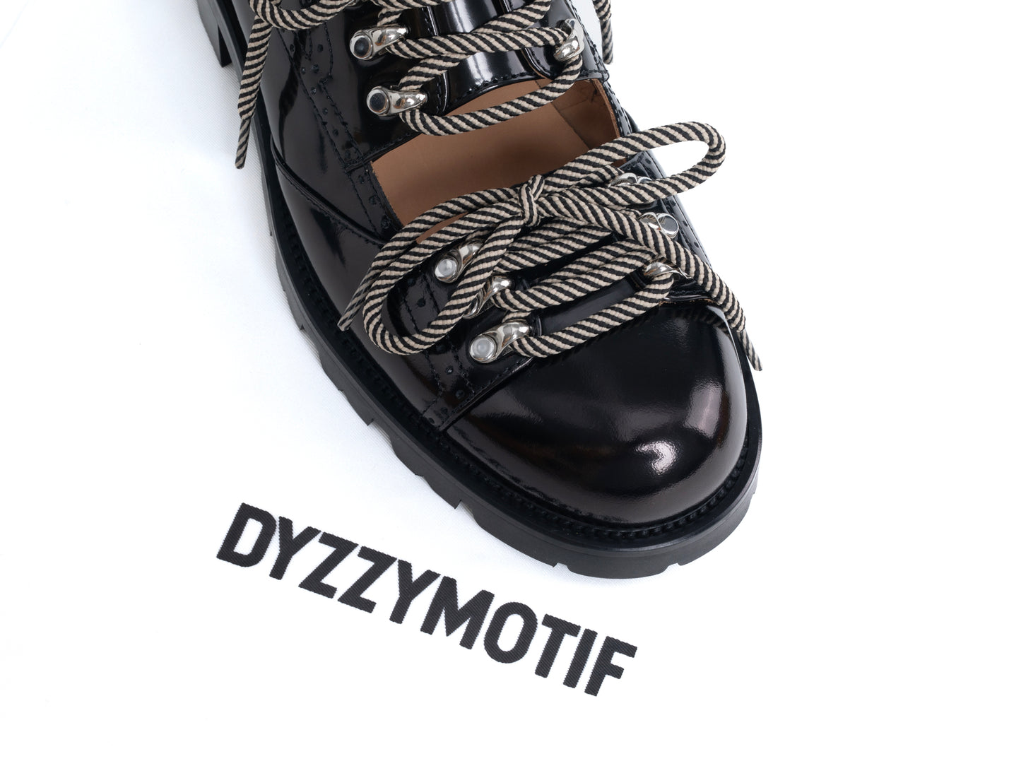 DYZZYMOTIF HORSEHAIR DERBY CAVALLO