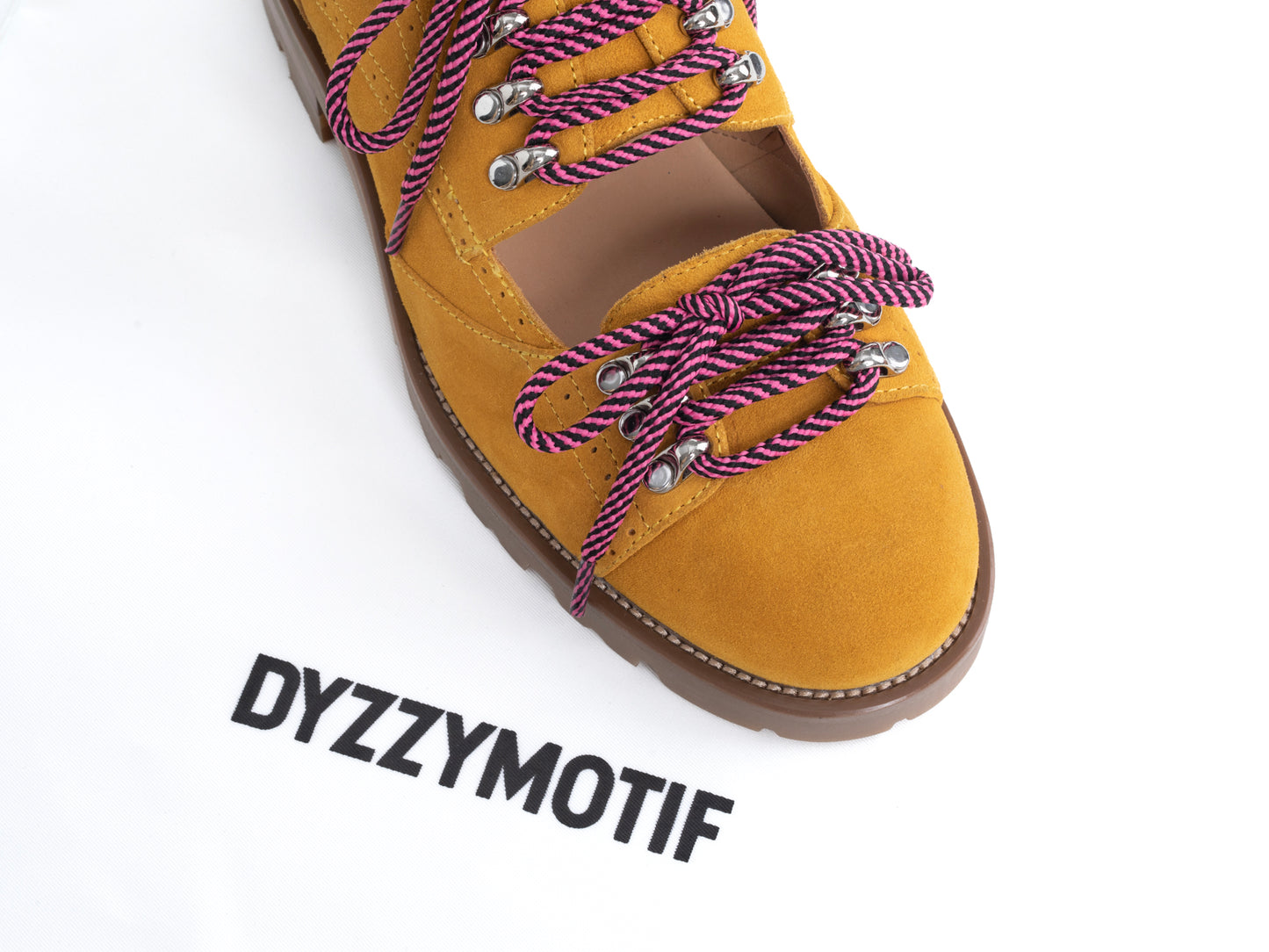 DYZZYMOTIF HORSEHAIR DERBY CAVALLO