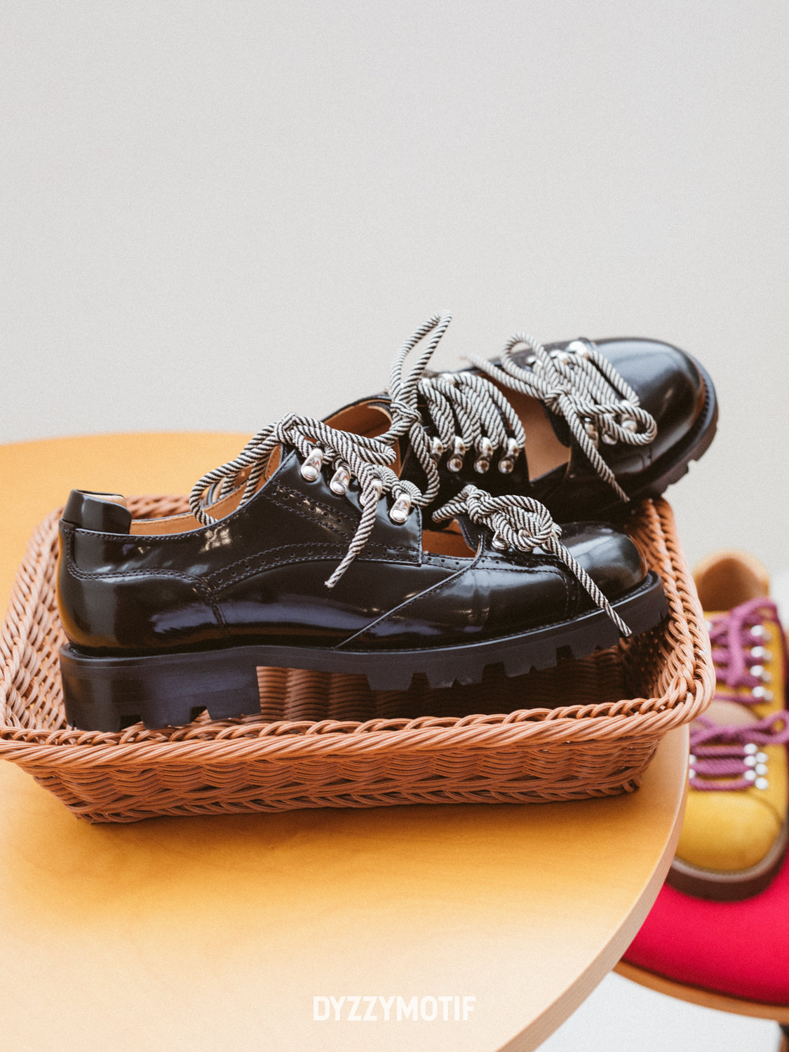 DYZZYMOTIF HORSEHAIR DERBY CAVALLO