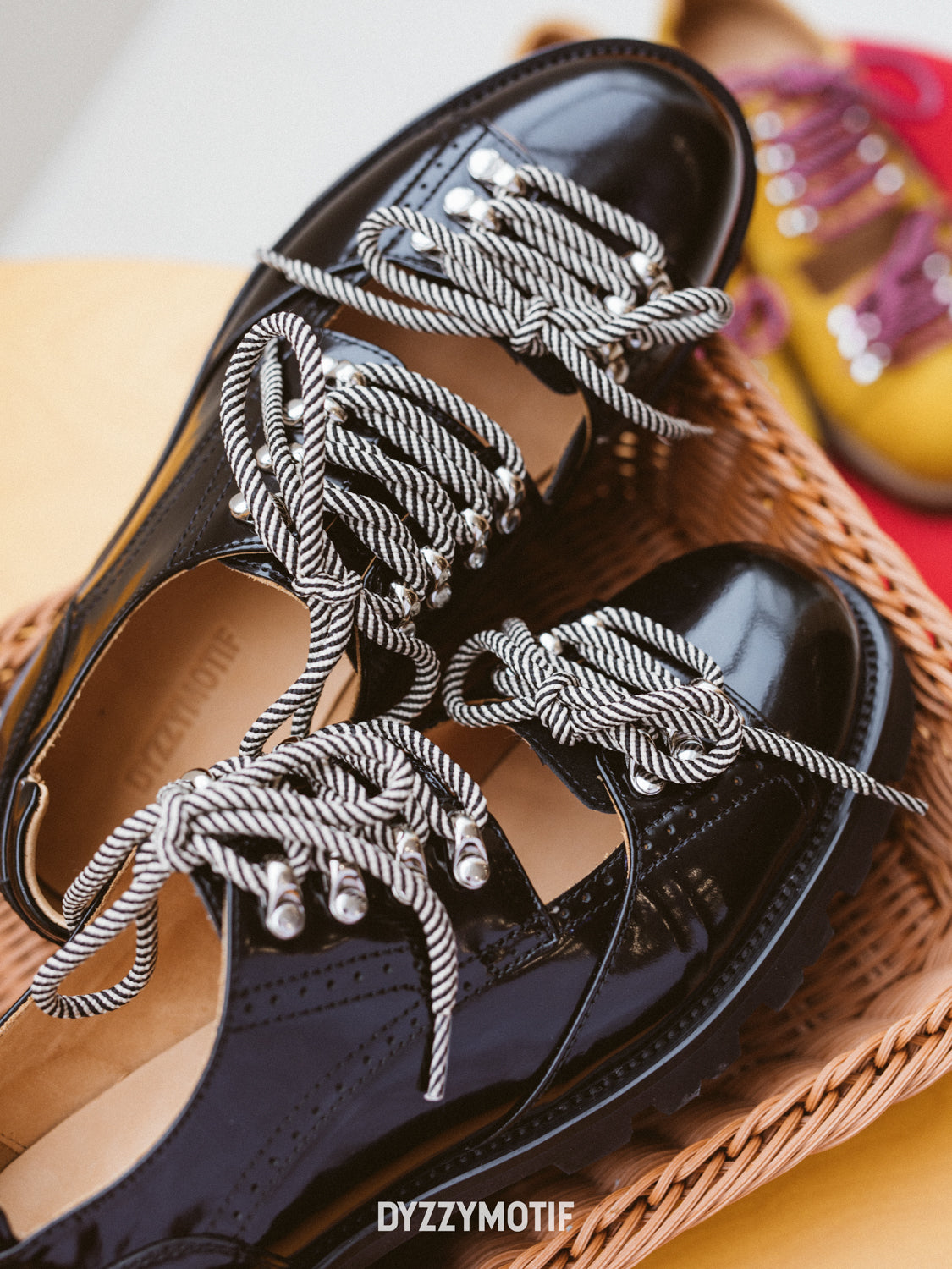 DYZZYMOTIF HORSEHAIR DERBY CAVALLO