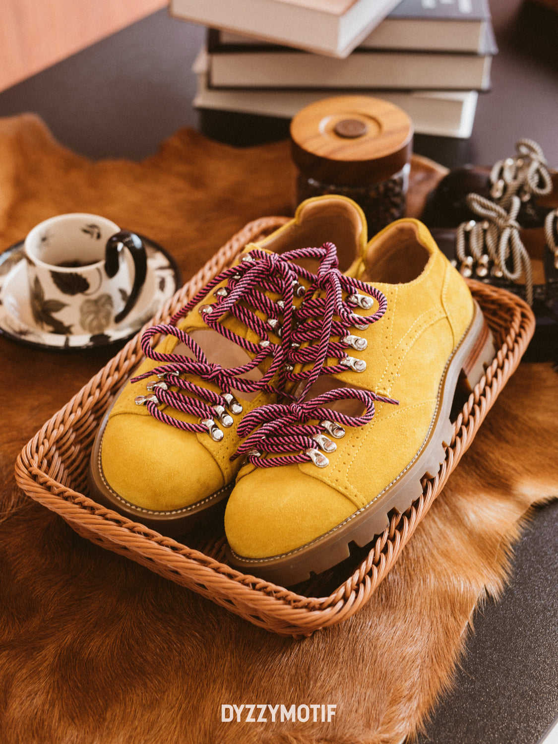 DYZZYMOTIF HORSEHAIR DERBY CAVALLO
