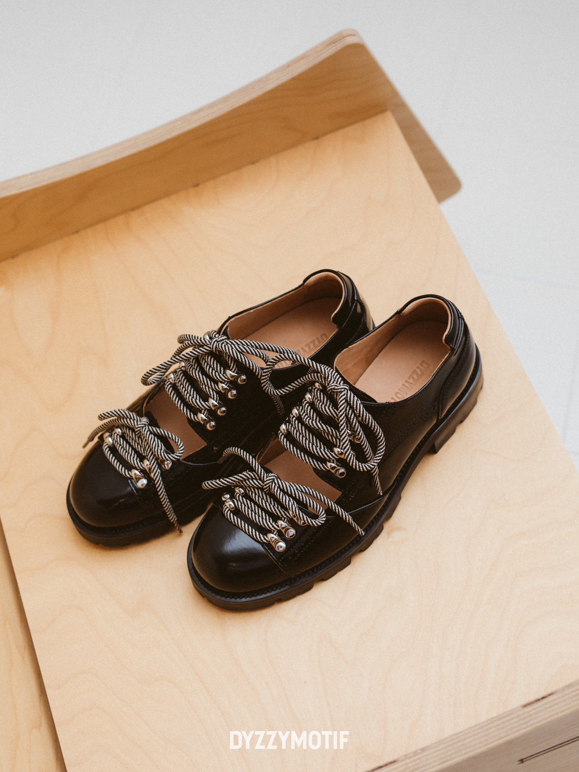 DYZZYMOTIF HORSEHAIR DERBY CAVALLO