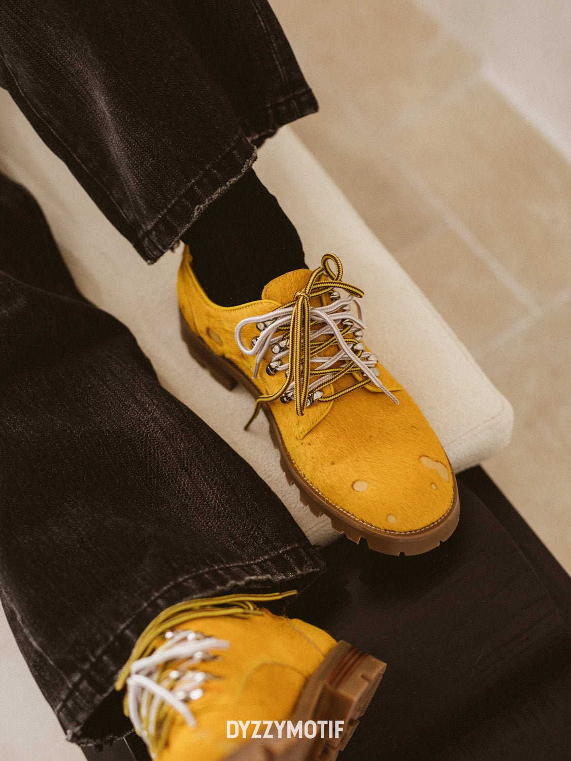 DYZZYMOTIF HORSEHAIR DERBY CAVALLO