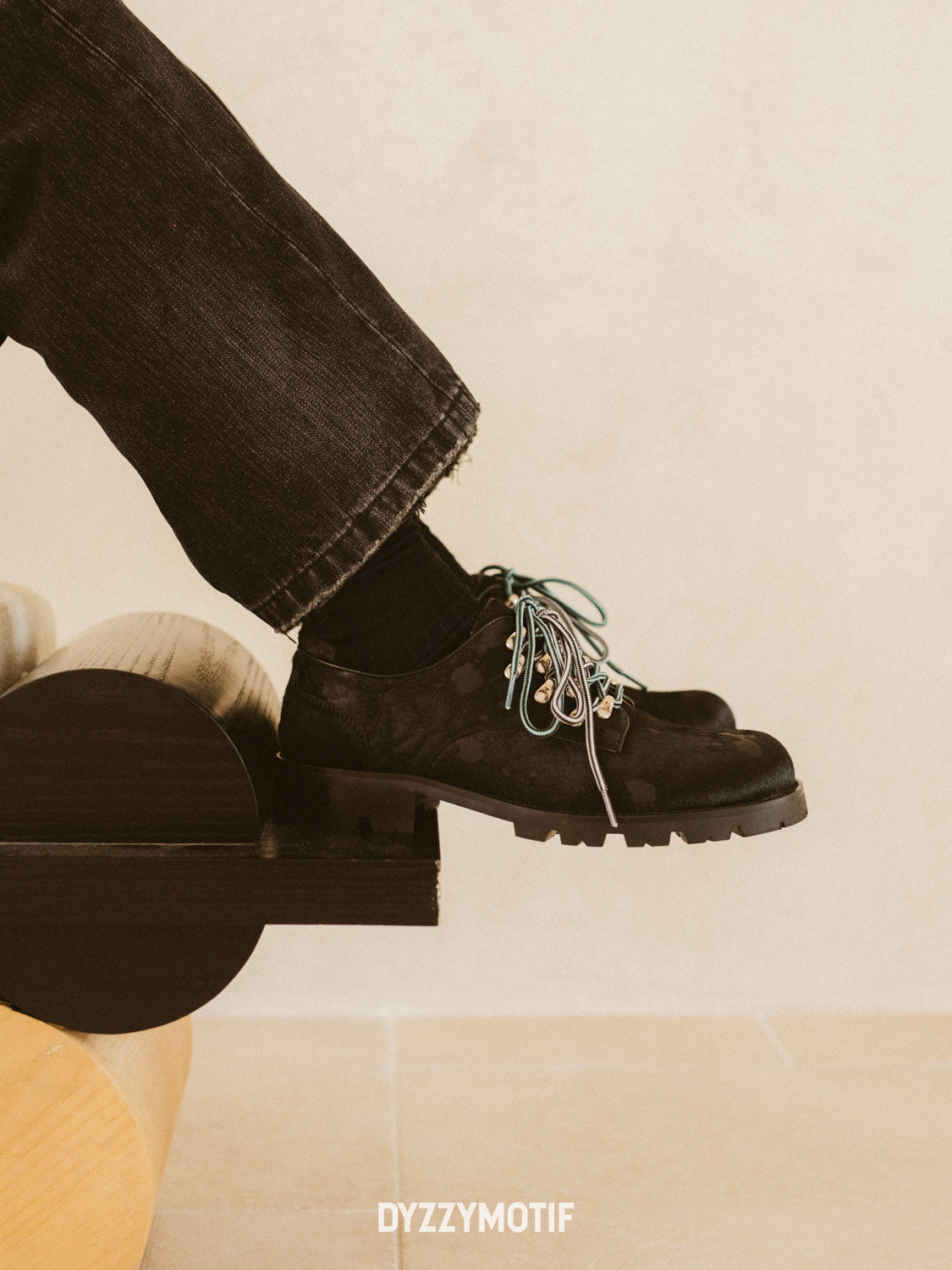 DYZZYMOTIF HORSEHAIR DERBY CAVALLO